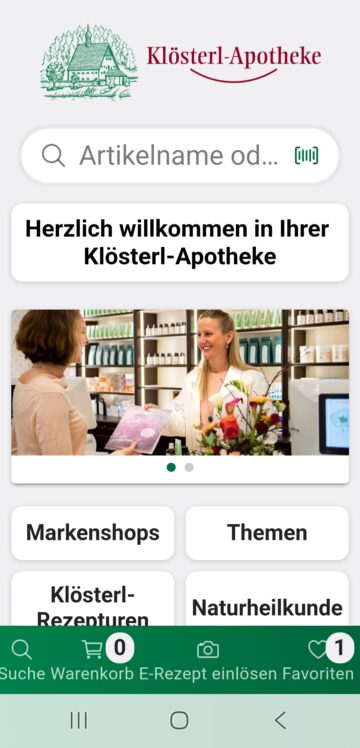 Screenshot der Klösterl-App-Oberfläche mit Logo, Suchleiste, Begrüßung, einem Apothekenmitarbeiter, der einem Kunden hilft, und verschiedenen Navigationsschaltflächen darunter.