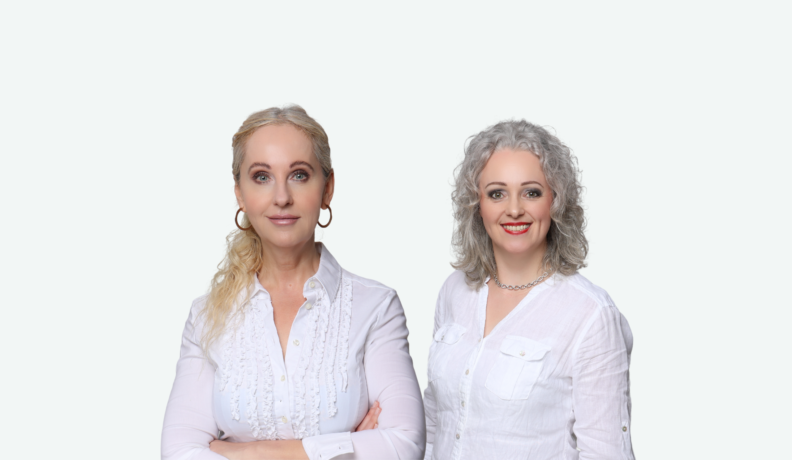 Die Fachkosmetikerinnen Eva Weichsner und Annamaria Ritzmann stehen zusammen vor einem hellen Hintergrund.